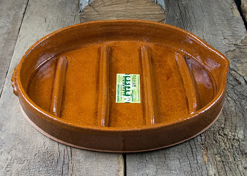 Oval-shaped clay roaster for suckling lambs