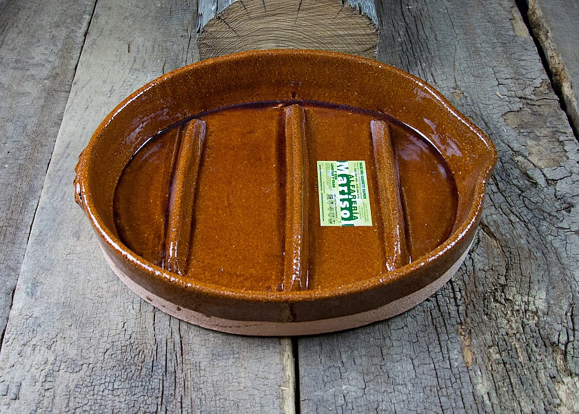 Oval-shaped clay roaster for suckling lambs