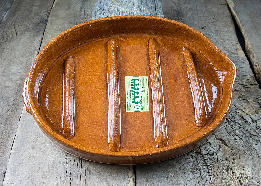 Oval-shaped clay roaster for suckling lambs