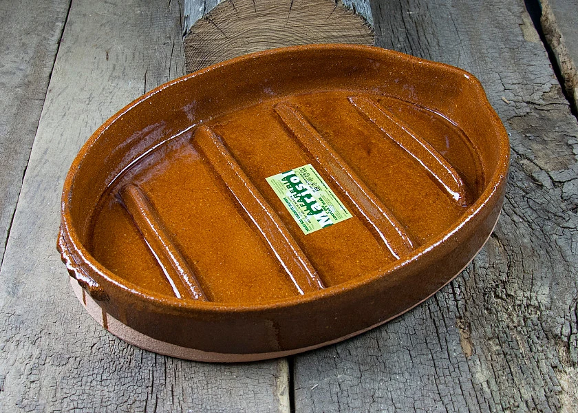 Oval-shaped clay roaster for suckling lambs