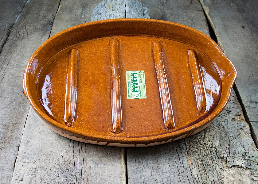 Oval-shaped clay roaster for suckling lambs