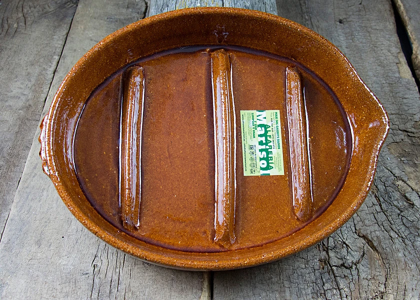 Oval-shaped clay roaster for suckling lambs