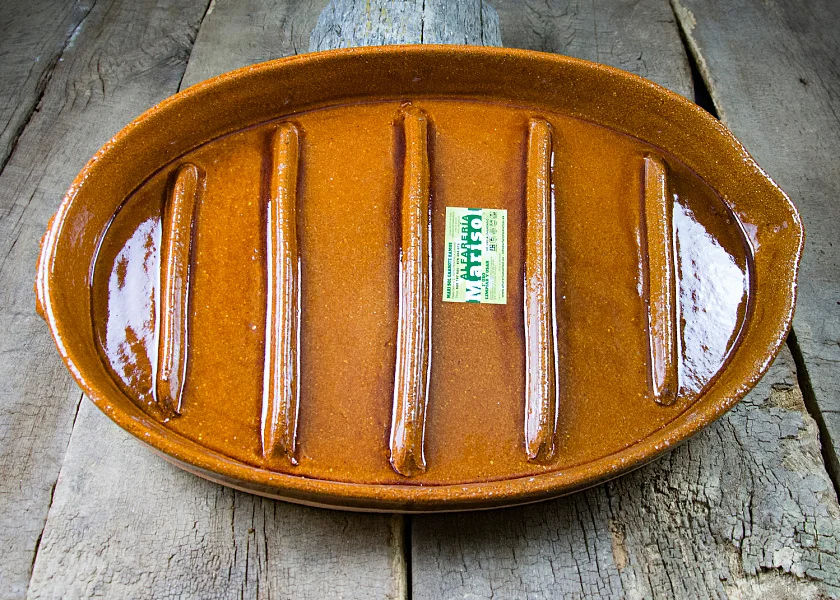 Oval-shaped clay roaster for suckling lambs