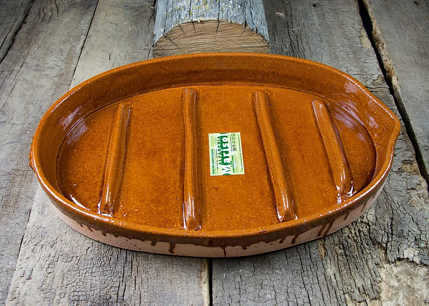 Oval-shaped clay roaster for suckling lambs