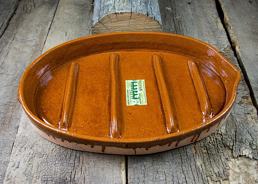 Oval-shaped clay roaster for suckling lambs