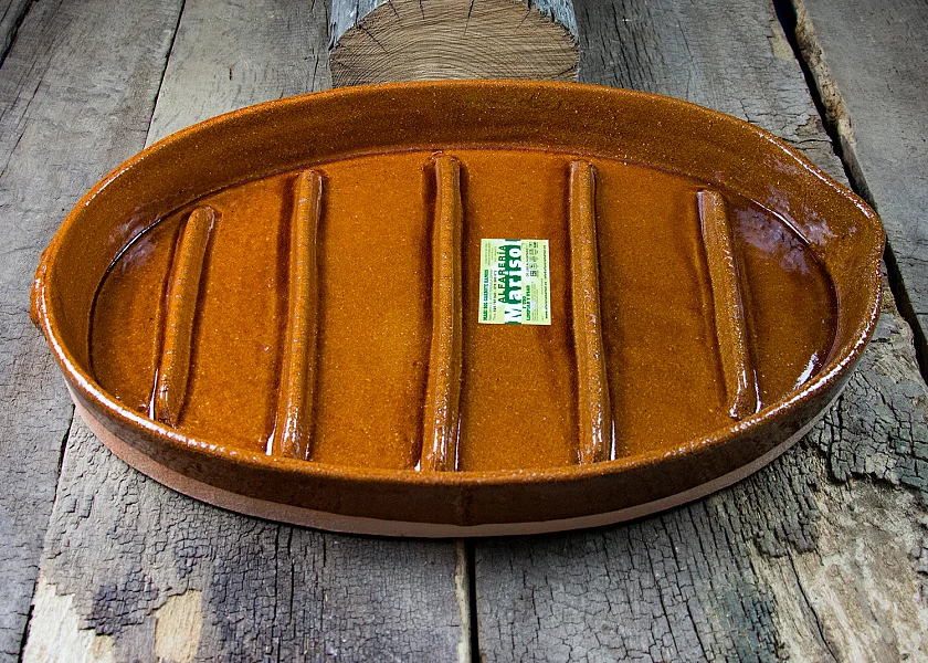 Oval-shaped clay roaster for suckling lambs