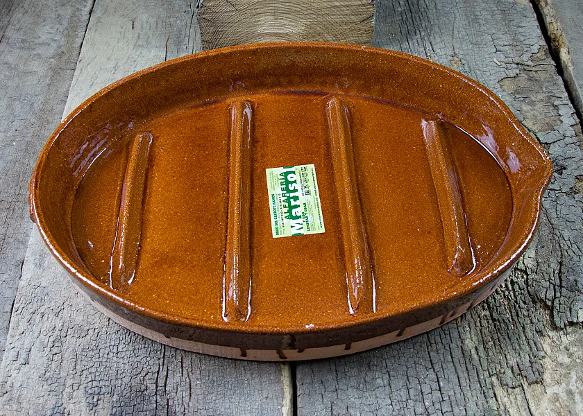 Oval-shaped clay roaster for suckling lambs
