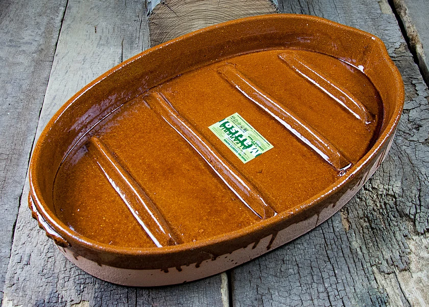 Oval-shaped clay roaster for suckling lambs