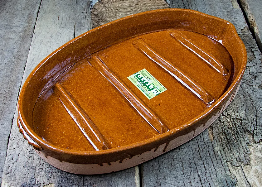 Oval-shaped clay roaster for suckling lambs