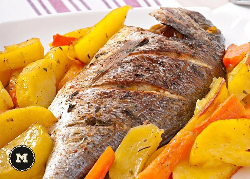 Pescado al horno con patatas asadas