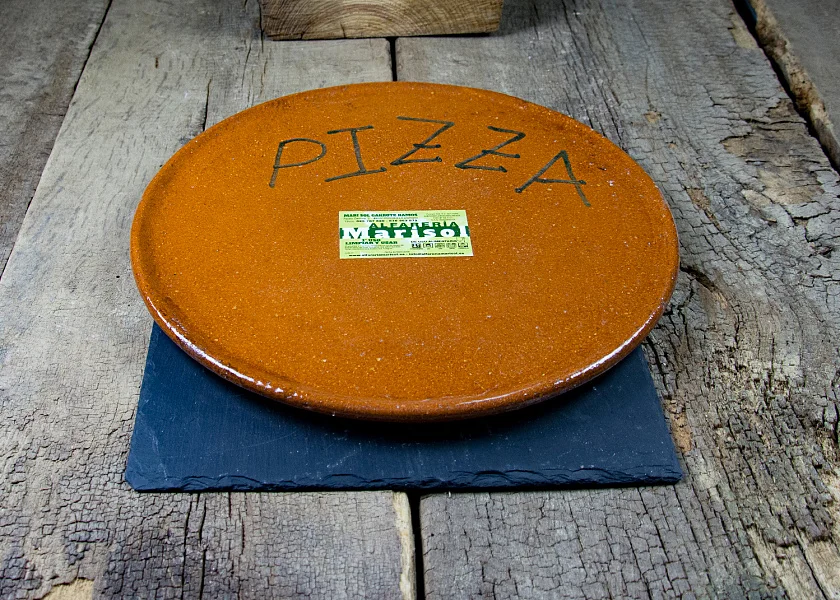 Plato de barro especial para pizza