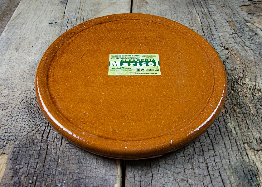 Plato de barro redondo especial para carnes a la piedra