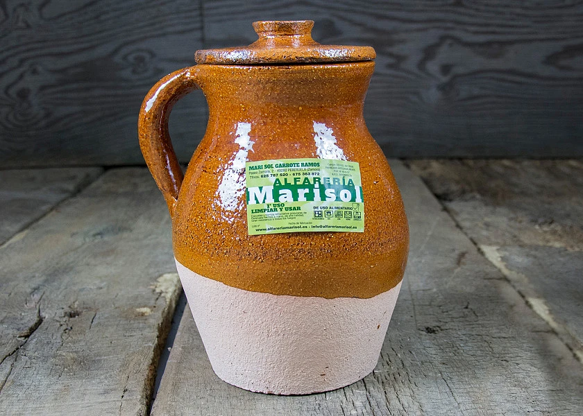 Puchero de barro especial para lumbre con un asa y tapa