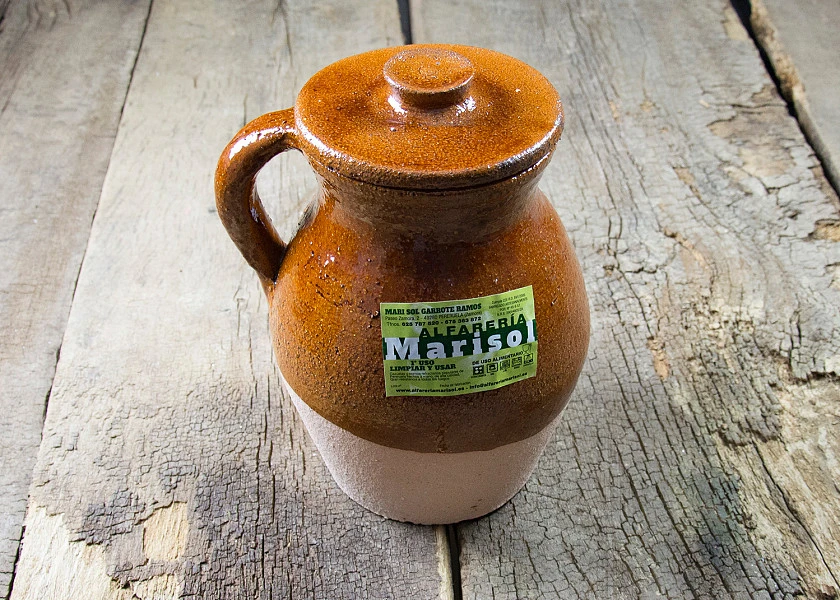 Puchero de barro especial para lumbre con un asa y tapa