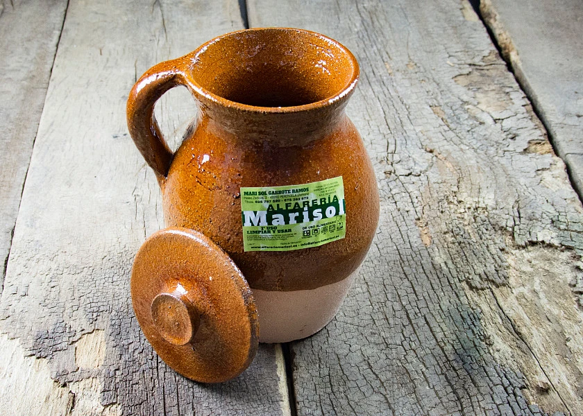 Puchero de barro especial para lumbre con un asa y tapa