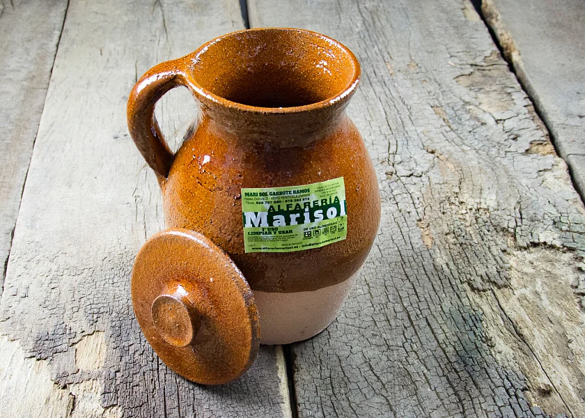 Puchero de barro especial para lumbre con un asa y tapa