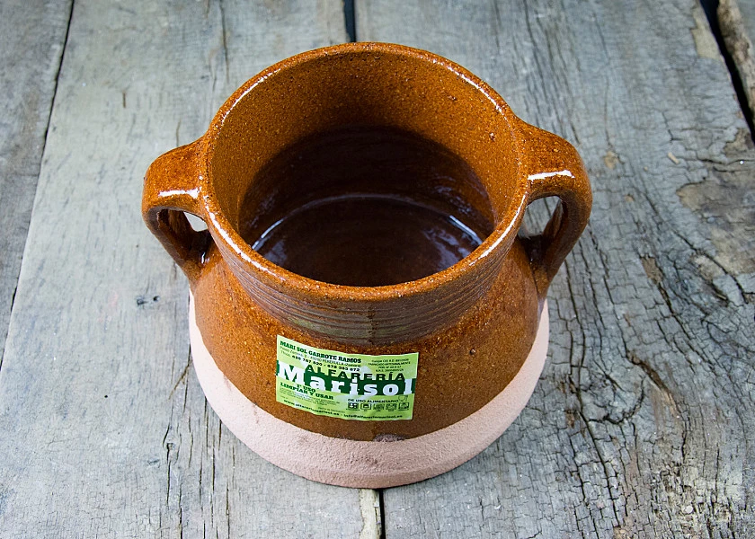 Puchero de barro redondo con tapa