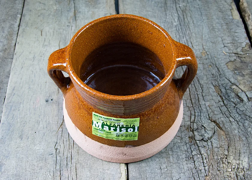 Puchero de barro redondo con tapa