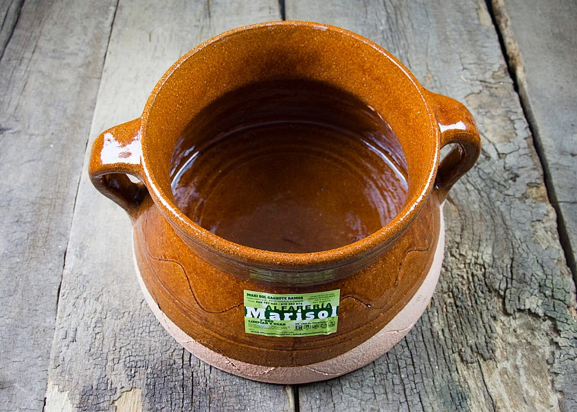Puchero de barro redondo con tapa