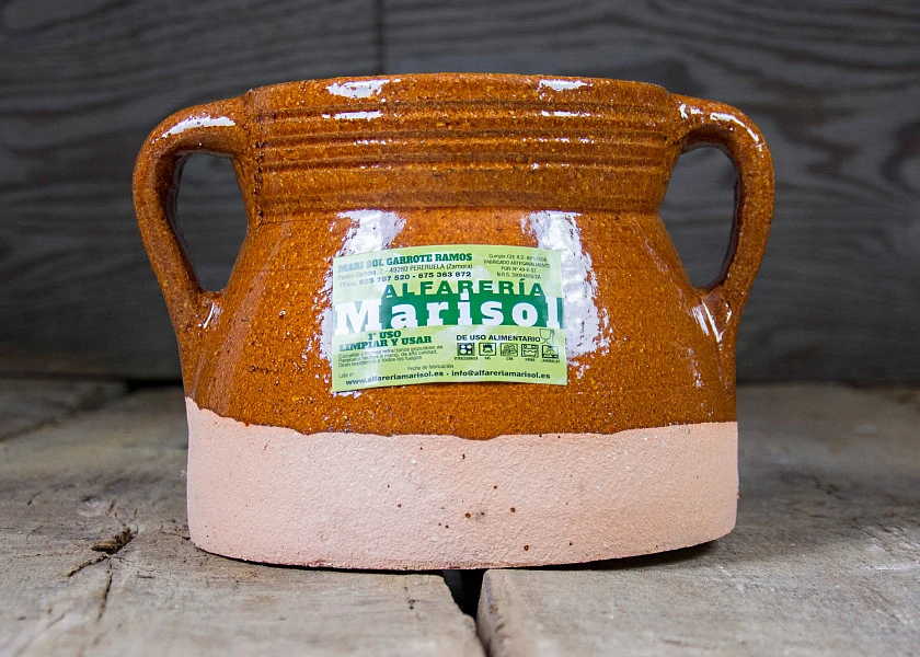 Puchero de barro redondo con tapa