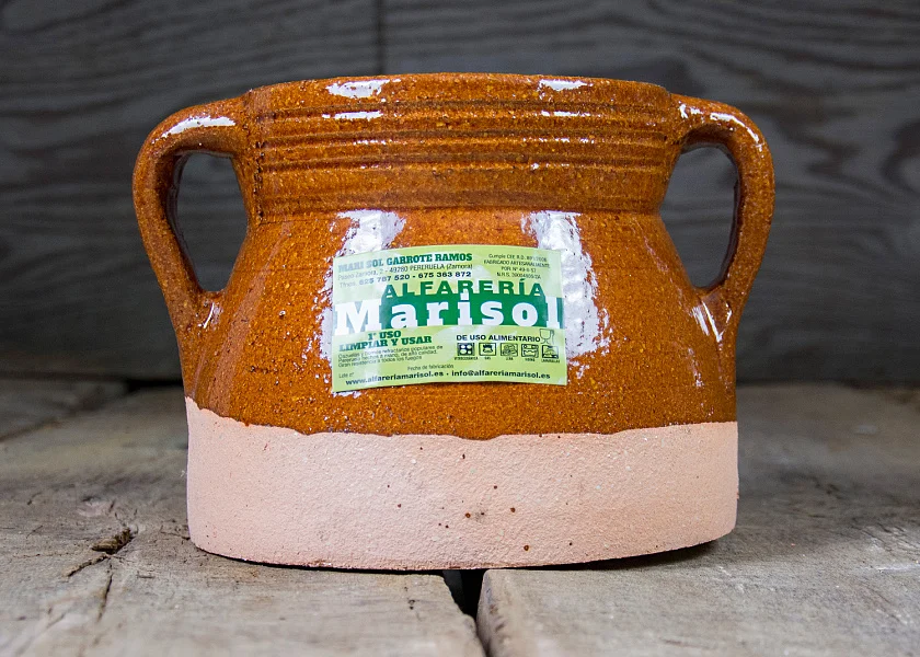 Puchero de barro redondo con tapa