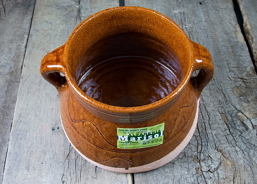 Puchero de barro redondo con tapa
