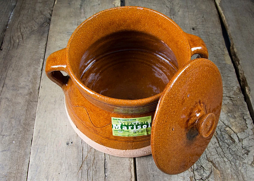 Puchero de barro redondo con tapa