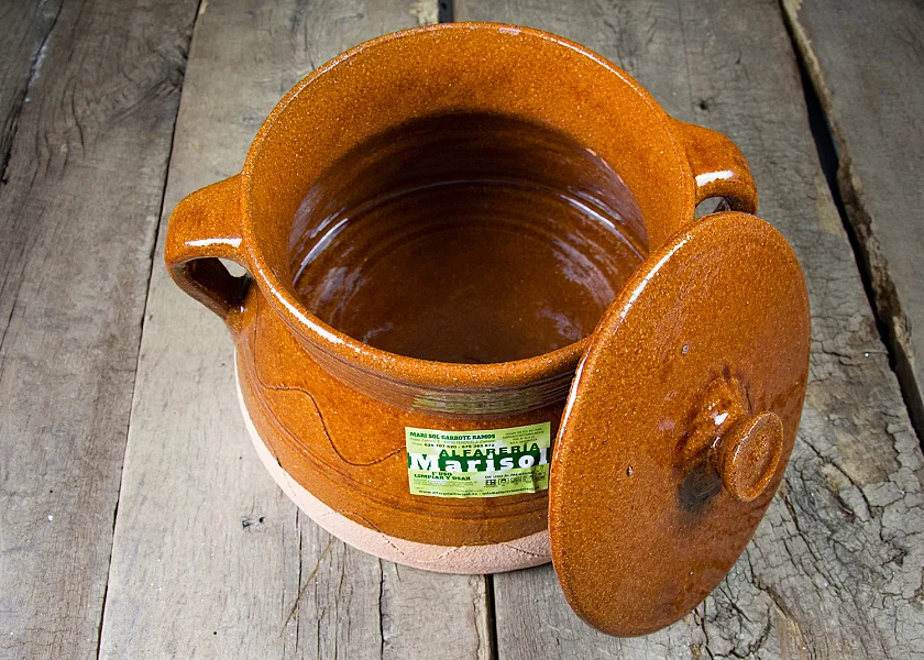 Puchero de barro redondo con tapa