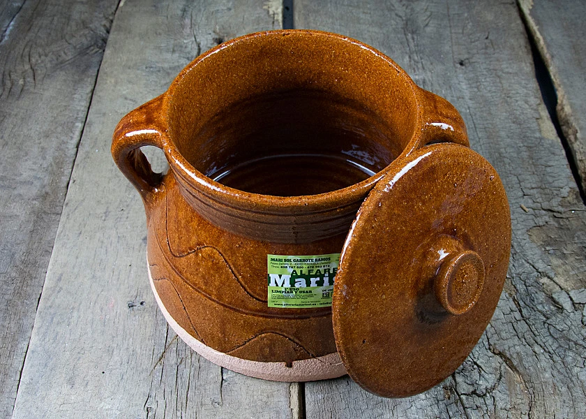 Puchero de barro redondo con tapa