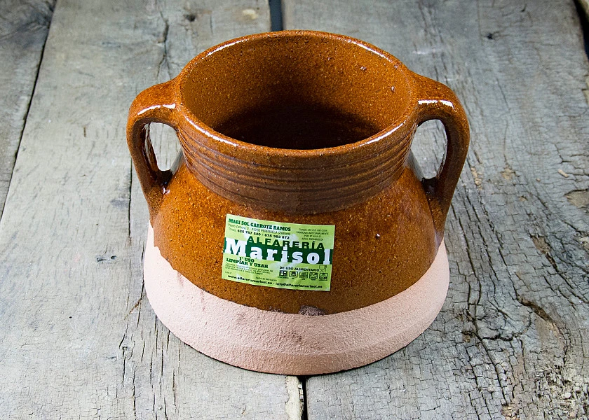 Puchero de barro redondo con tapa