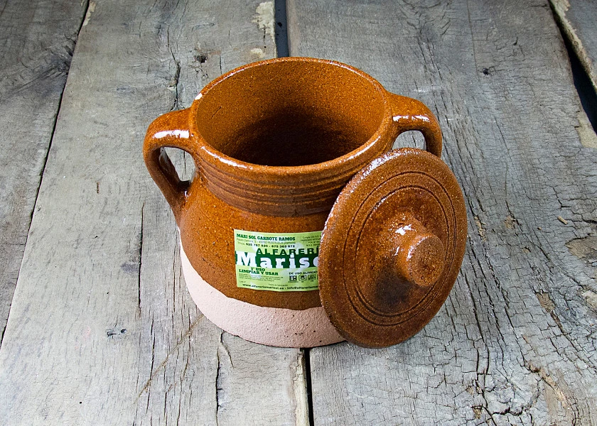 Puchero de barro redondo con tapa