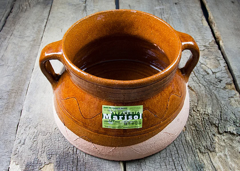 Puchero de barro redondo con tapa