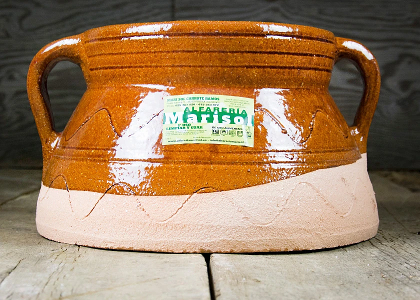 Puchero de barro redondo con tapa