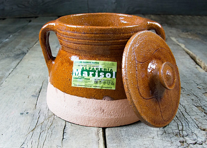 Puchero de barro redondo con tapa