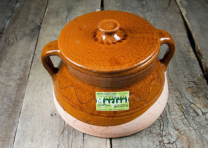 Puchero de barro redondo con tapa