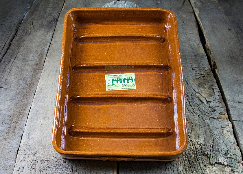 Rectangular-shaped clay roaster for suckling lambs