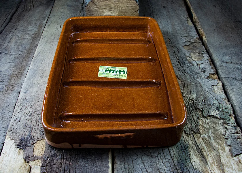 Rectangular-shaped clay roaster for suckling lambs