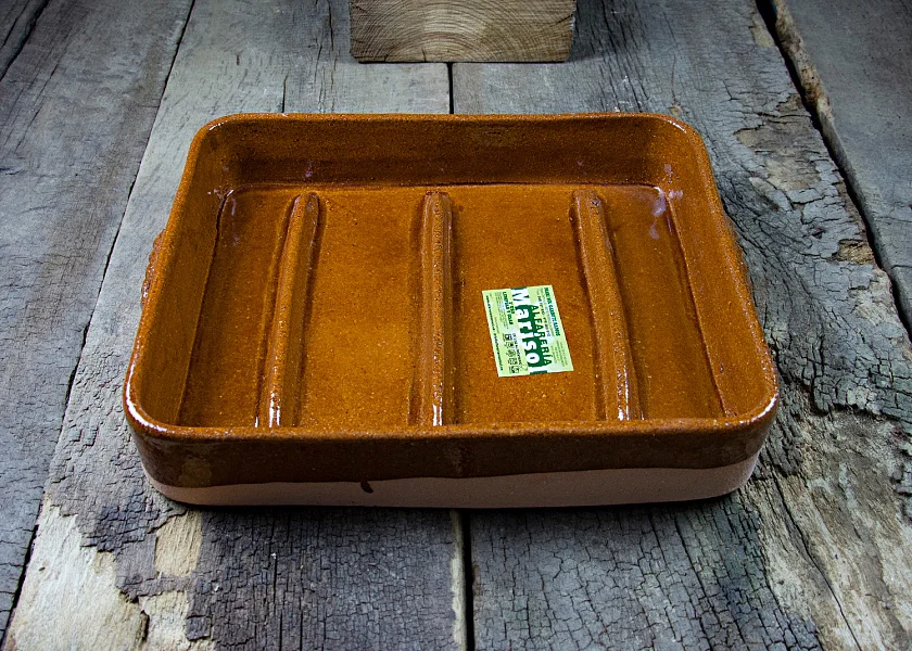 Rectangular-shaped clay roaster for suckling lambs