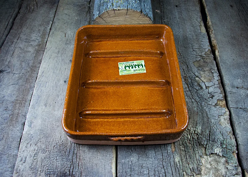 Rectangular-shaped clay roaster for suckling lambs