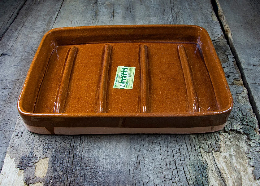 Rectangular-shaped clay roaster for suckling lambs