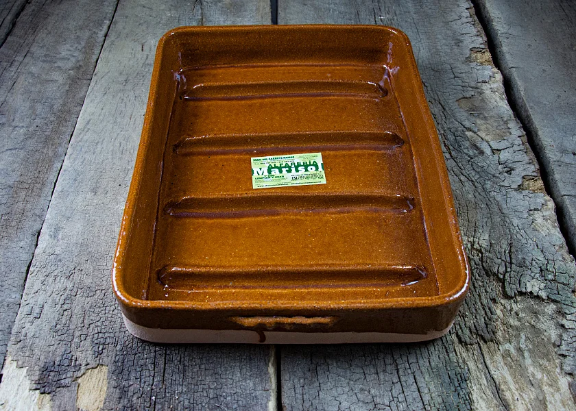 Rectangular-shaped clay roaster for suckling lambs