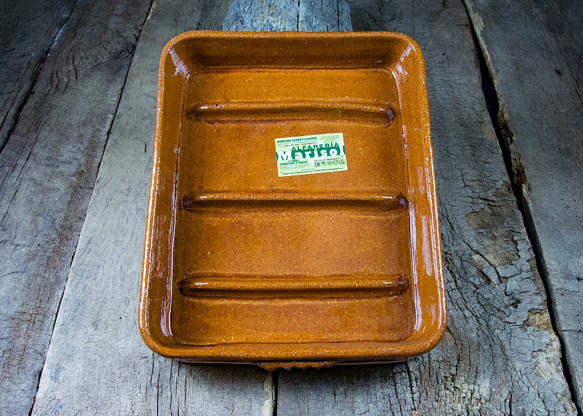Rectangular-shaped clay roaster for suckling lambs