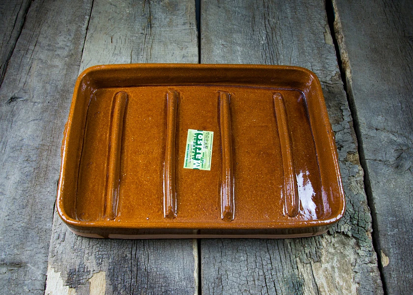 Rectangular-shaped clay roaster for suckling lambs