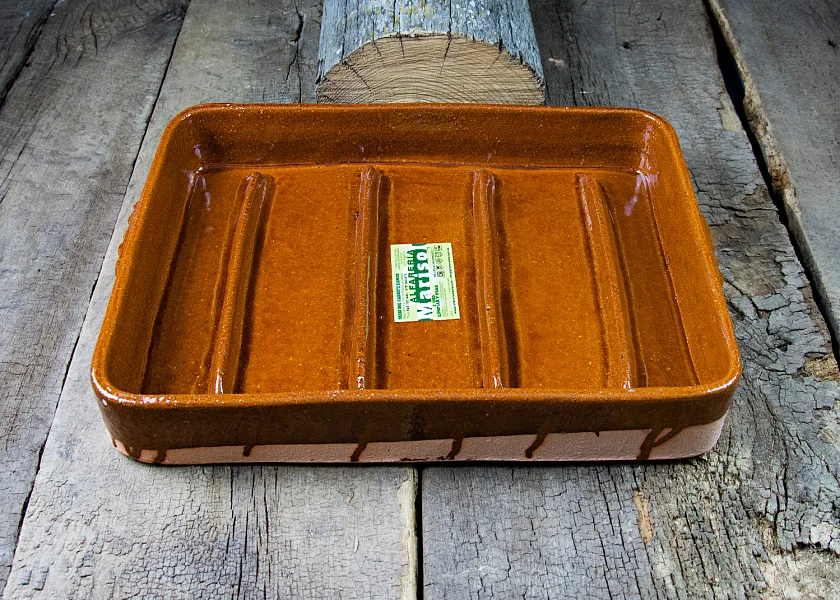 Rectangular-shaped clay roaster for suckling lambs