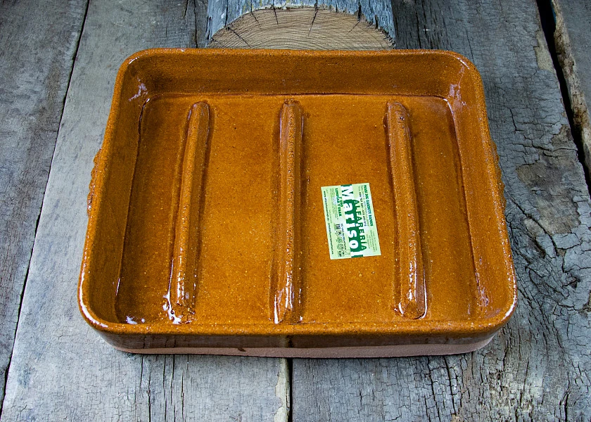 Rectangular-shaped clay roaster for suckling lambs