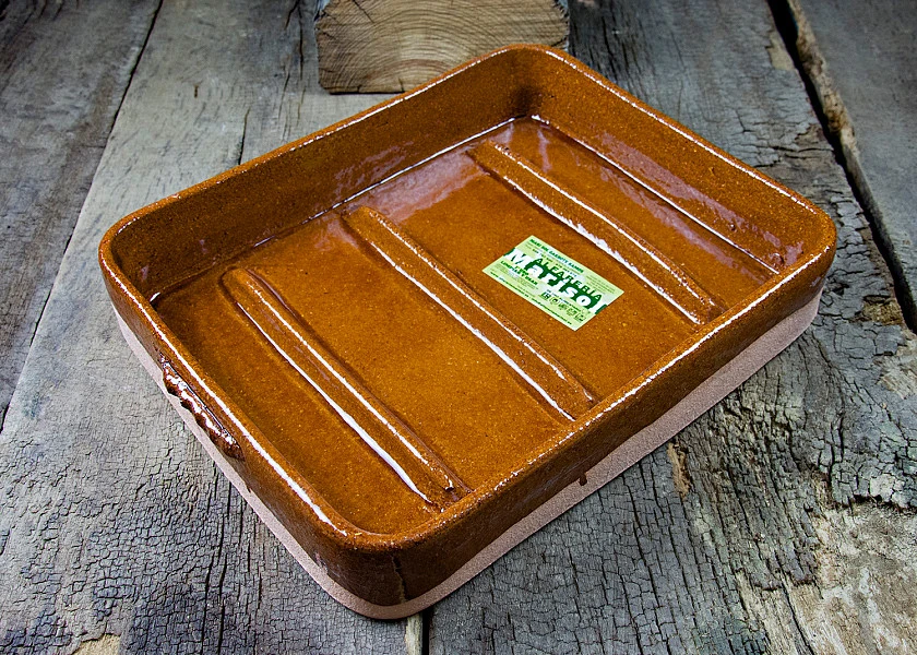 Rectangular-shaped clay roaster for suckling lambs