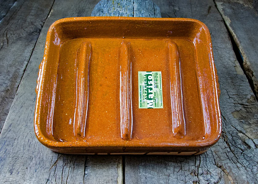 Rectangular-shaped clay roaster for suckling lambs