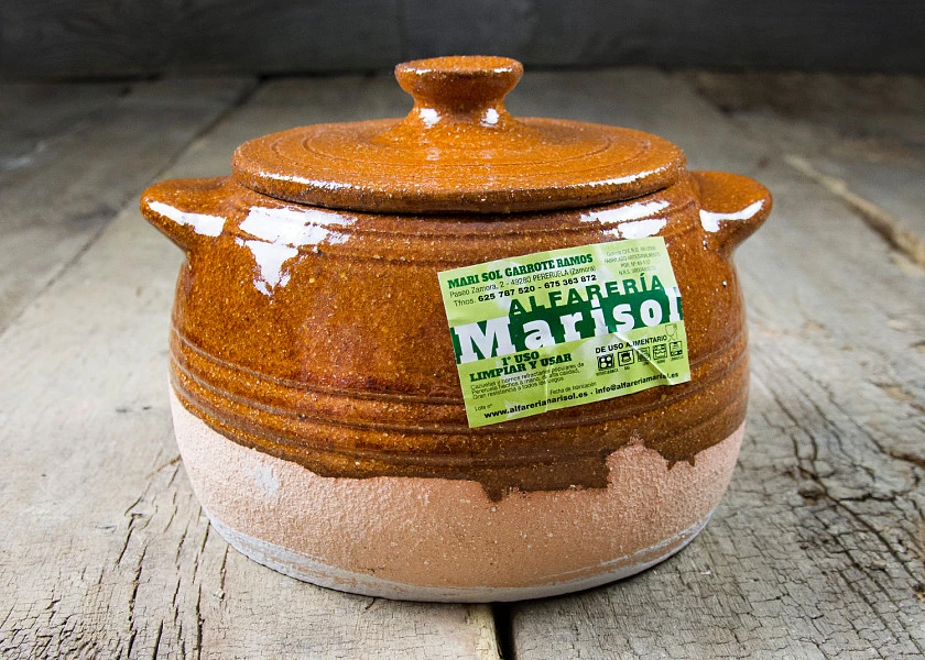 Round-shaped clay pan with lid