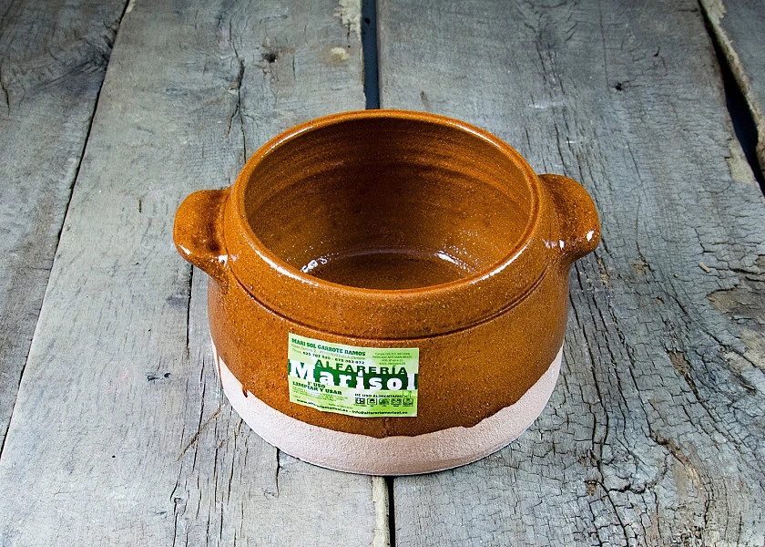 Round-shaped clay pan with lid