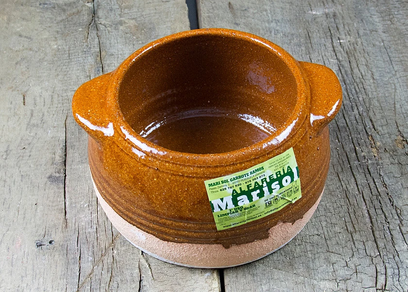 Round-shaped clay pan with lid
